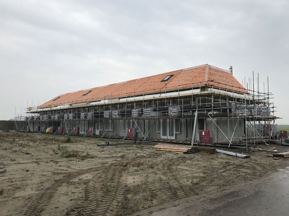 MVA-Steigerbouw-en-krimpfolie-steiger-monteren-voor-bouw-huizen-Rotterdam
