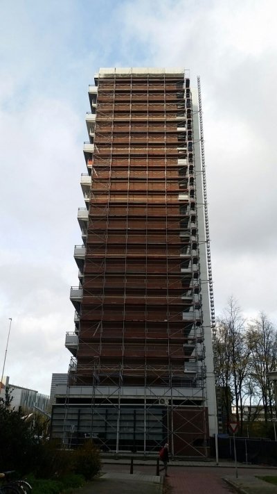 MVA-Steigerbouw-en-krimpfolie-steiger-bouwen-zijgevel-hoog-flatgebouw-Rotterdam